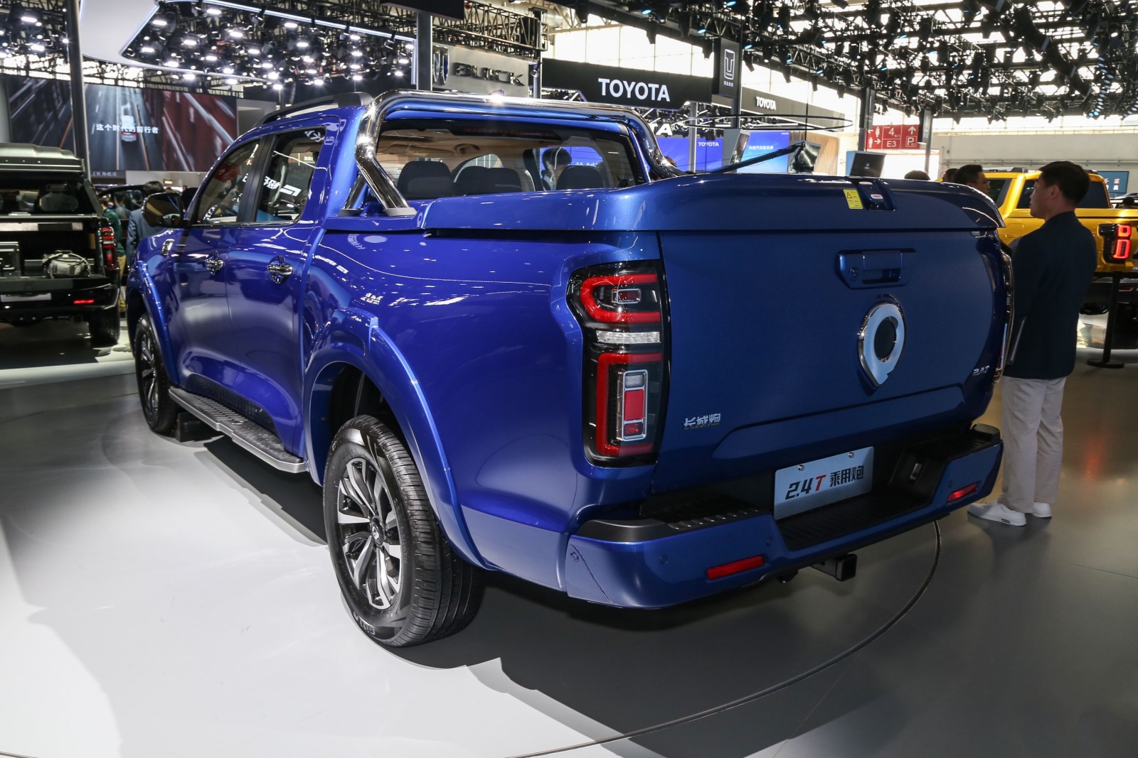 2024款長(cháng)城炮2.4T柴油中(zhōng)型皮卡