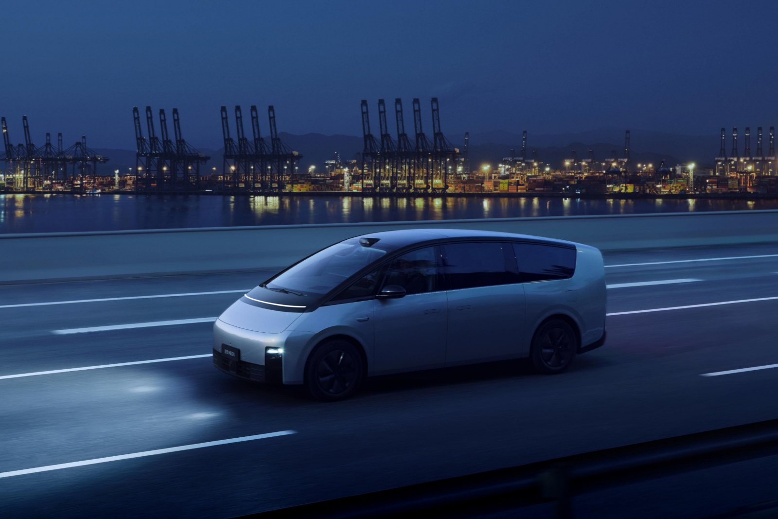 理(lǐ)想MEGA 家庭科(kē)技(jì )旗艦MPV 